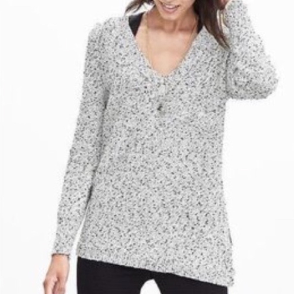 ASYMMETRICAL WHITE AND BLACK MARLED V NECK SWEATER